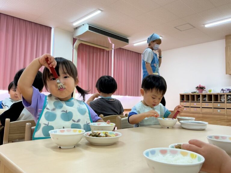 全園児 「みんなで食べると、美味しいね!初めての給食!」