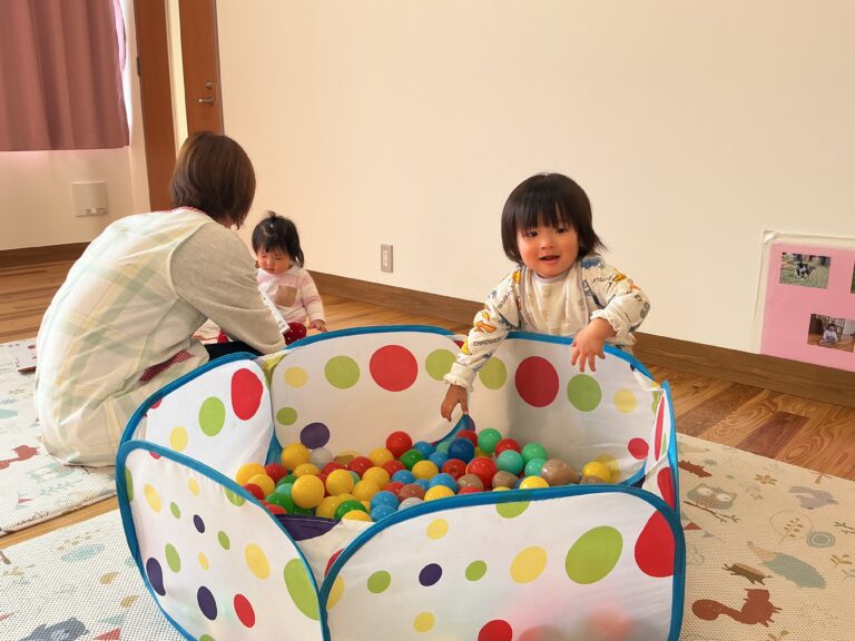 0歳児「いらっしゃい、ボールプール」