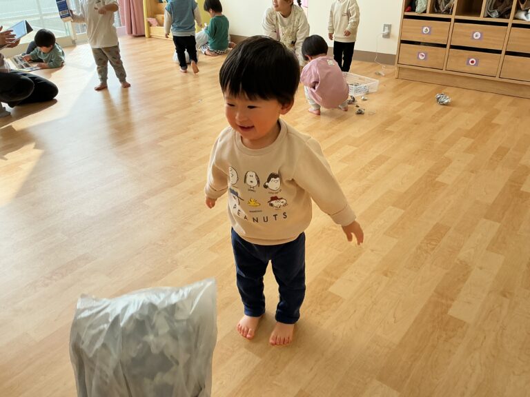 1.2歳児 ビリビリ楽しい、新聞遊び!