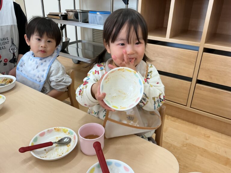 1.２歳児「給食っておいしいな」